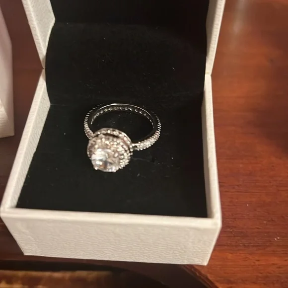 GORGEOUS 925 STERLING SILVER SIMULATED DIAMONDS HALO RING